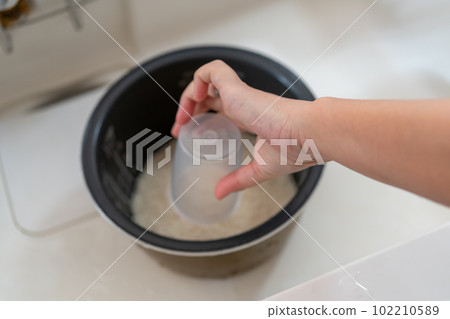 Sharpening rice in the inner pot 102210589