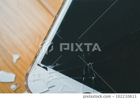 Smartphone screen crack 102210611