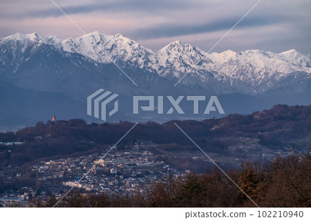 "Nagano Prefecture" The mountains of the Northern Alps and the cityscape and dusk of Matsumoto City 102210940