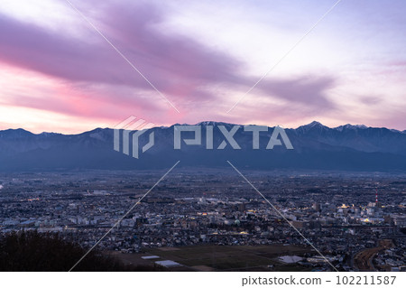 “長野縣”北阿爾卑斯山脈和松本市的城市景觀和黃昏 102211587