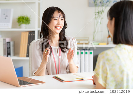 Business woman who sells to young women Business woman who sells to young women 102212019