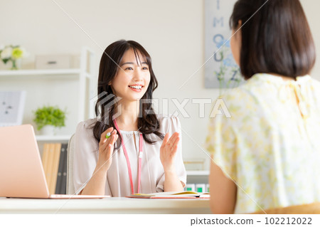 賣給年輕女性的女商人 102212022