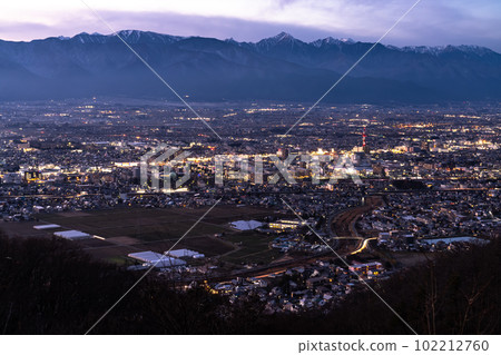 “長野縣”北阿爾卑斯山脈和松本市的城市景觀和夜景 102212760