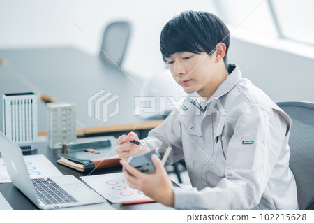 一位工程師用手頭的模型檢查可用性 102215628