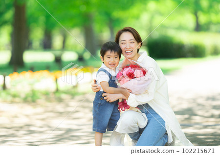 A 3-year-old boy who gives carnations on Mother's Day A 3-year-old boy who gives carnations on Mother's Day 102215671