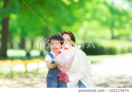 A 3-year-old boy who gives carnations on Mother's Day A 3-year-old boy who gives carnations on Mother's Day 102215674