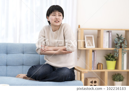 A woman who is sensitive to cold, sensitivity to cold, chills, poor physical condition 102216183