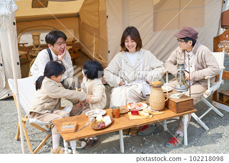 一家人在露營地搭帳篷放鬆 102218098