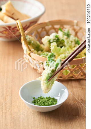 用抹茶鹽吃鱈魚芽天婦羅 用抹茶鹽吃鱈魚芽天婦羅 102219260