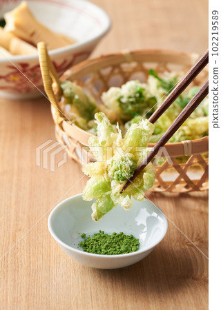 用抹茶鹽吃蜂斗菜芽天婦羅 102219589