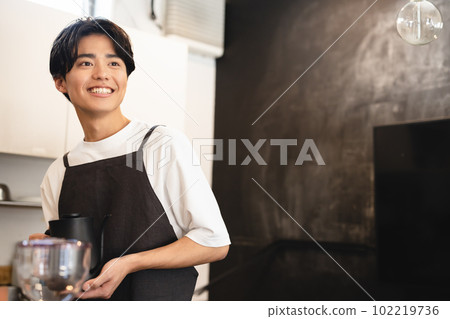 男咖啡廳兼職員工 102219736