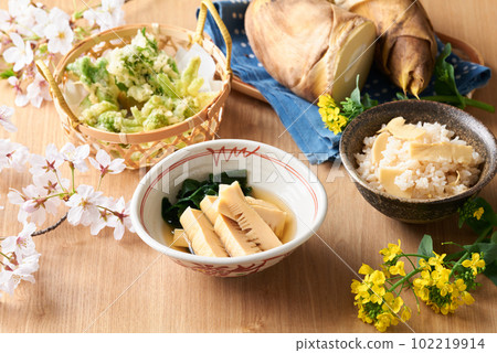 Spring cuisine, rice with bamboo shoots, simmered young bamboo, wild vegetable tempura 102219914