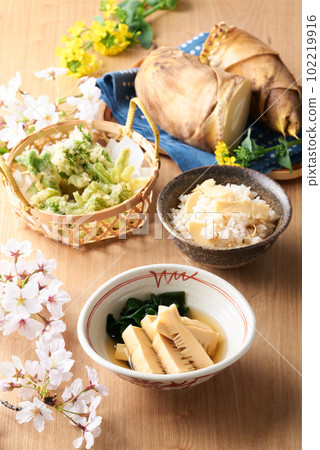 Spring cuisine, rice with bamboo shoots, simmered young bamboo, wild vegetable tempura 102219916