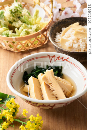 Spring cuisine, rice with bamboo shoots, simmered young bamboo, wild vegetable tempura 102219918