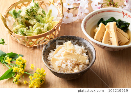 Spring cuisine, rice with bamboo shoots, simmered young bamboo, wild vegetable tempura 102219919