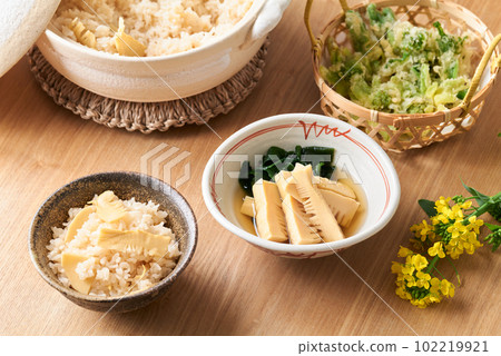 Spring cuisine, rice with bamboo shoots, simmered young bamboo, wild vegetable tempura 102219921