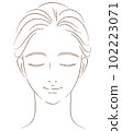 一個閉著眼睛的女人的臉的特寫圖 僅畫線 102223071