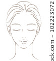 一個閉著眼睛的女人的臉的特寫圖 僅畫線 102223072