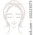 一個閉著眼睛的女人的臉的特寫圖 僅畫線 102223073