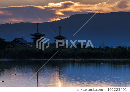 Kyo Yakushiji Temple in Nara West, waiting for the sunrise The morning glow dyes the clouds in orange ➃ 102223491