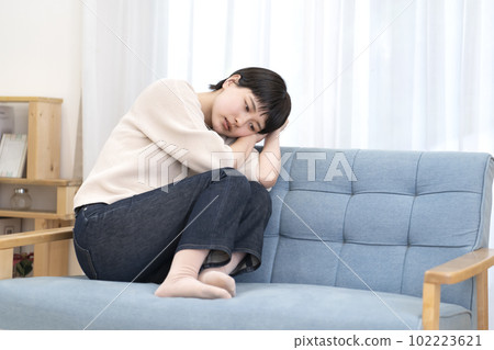 身體狀況不佳的年輕女子 102223621