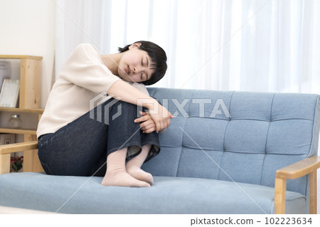 身體狀況不佳的年輕女子 身體狀況不佳的年輕女子 102223634