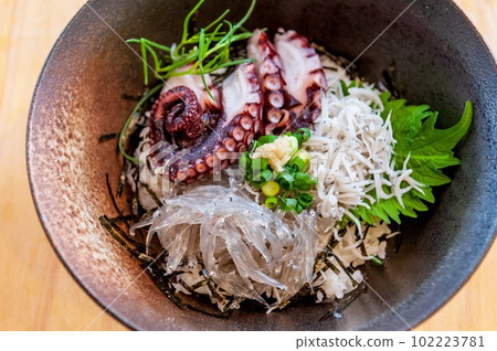 當地章魚、鍋炸銀魚和新鮮銀魚的海鮮蓋飯 102223781