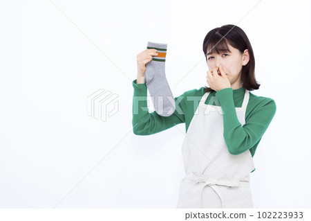 因室內晾曬衣物有異味而煩惱的三十多歲家庭主婦 因室內晾曬衣物有異味而煩惱的三十多歲家庭主婦 102223933