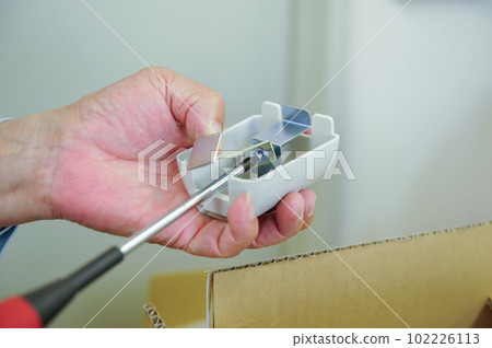 Repairing electrical appliances Image tightening screws with a screwdriver Repairing electrical appliances Image tightening screws with a screwdriver 102226113