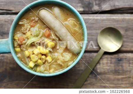 用陶瓷盤盛裝的咖哩湯，裡面有很多蔬菜 102226568