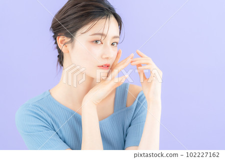 用紫背做皮膚護理的年輕女性 102227162
