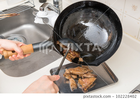[Make stir-fried liver and liver; move the stir-fried liver to a vat] 102228402