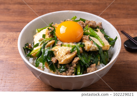 Stamina rice bowl with fried tofu and Chinese chives Stamina rice bowl with fried tofu and Chinese chives 102229021