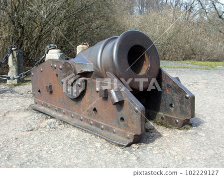 Mortar, an ancient short-barreled gun of large caliber. Mortar, an ancient short-barreled gun of large caliber. 102229127