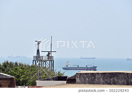 台灣南部的高雄市，從旗津砲台遺址看到的台灣海峽，港口城鎮的貨船，保護海上安全的雷達， 102229243