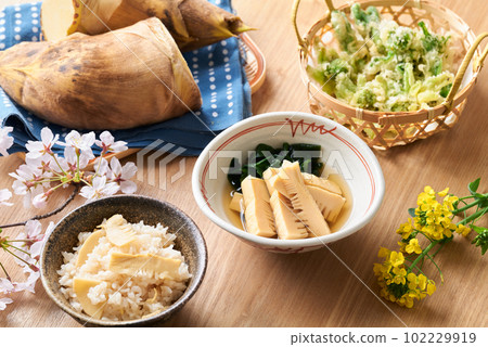 Spring cuisine, rice with bamboo shoots, simmered young bamboo, wild vegetable tempura 102229919