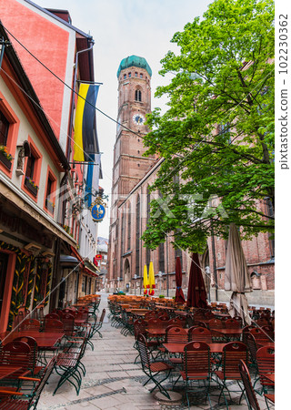慕尼黑,帶咖啡館露台的街角,晨景 慕尼黑,帶咖啡館露台的街角,晨景 102230362
