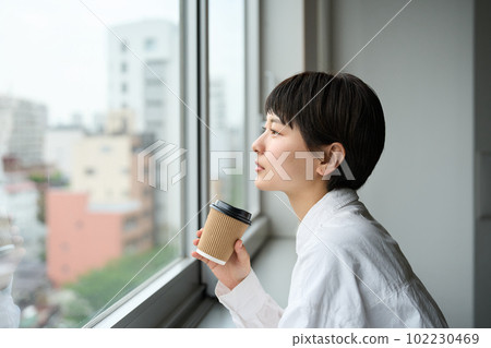 看在窗口外面的婦女 102230469