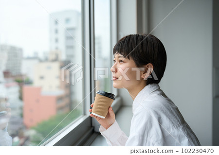 看在窗口外面的婦女 102230470