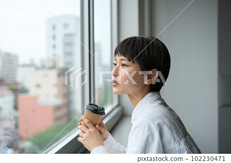 看在窗口外面的婦女 102230471