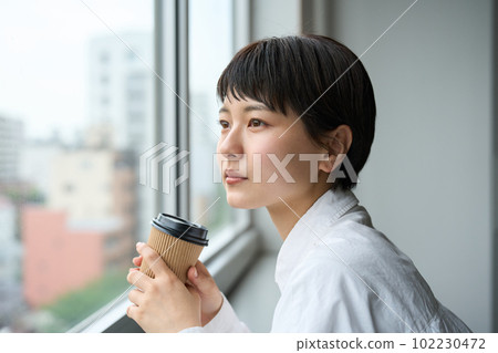 看在窗口外面的婦女 102230472