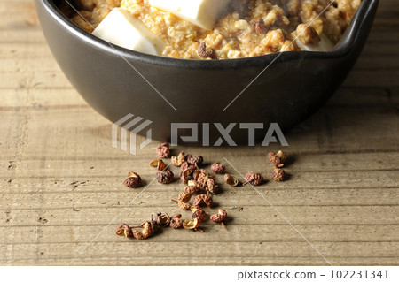 熱麻婆豆腐和花椒 102231341