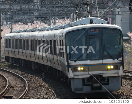 到達JR京都線茨城站的221系快速列車(B5編隊) 到達JR京都線茨城站的221系快速列車(B5編隊) 102231590