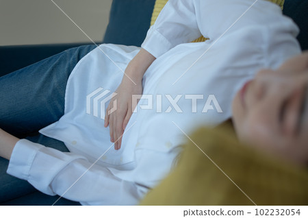 一名患有嚴重經痛和胃痛的女性 102232054