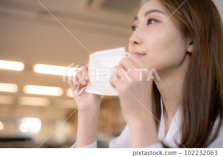 A woman who can't let go of a mask during pollen season 102232063