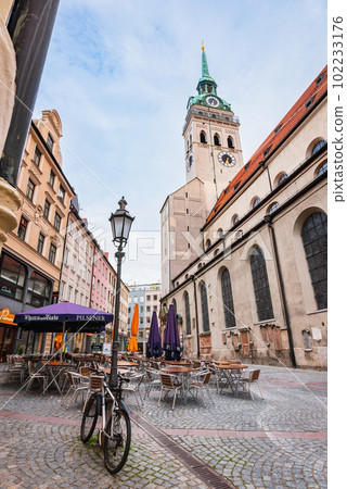 慕尼黑，帶咖啡館露台的街角，晨景 102233176