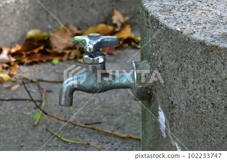 一個水龍頭 102233747