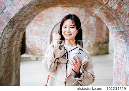 A young woman sightseeing in Kyoto smartphone A young woman sightseeing in Kyoto smartphone 102233839