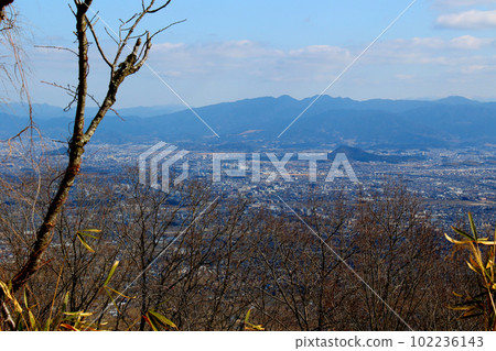 大和三山的景色，包括從山上看到的 Unebi 山 102236143