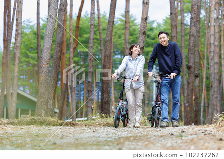 男女騎自行車 102237262